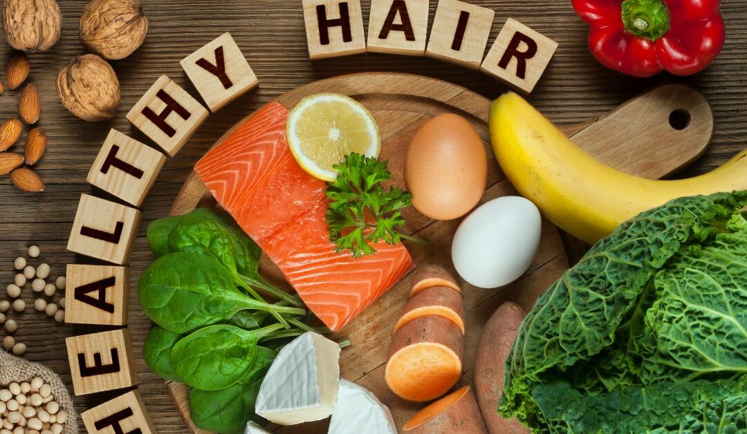 Quali sono i cibi che fanno davvero bene ai capelli?